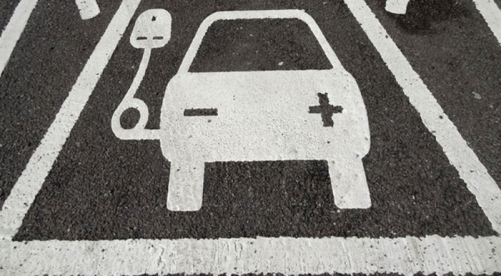 Zachęcają mieszkańców do kupna aut elektrycznych, sami korzystają z tradycyjnych - Zdjęcie ilustracyjne (Richard Ellis/flickr.com (Creative Commons))