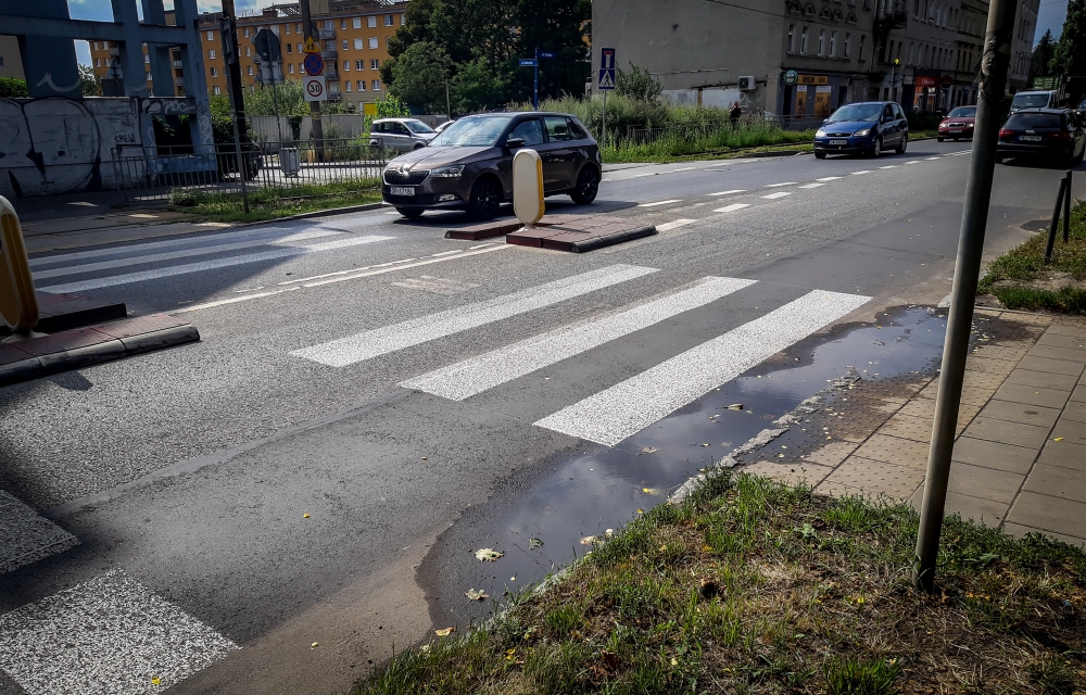 Mieszkańcy mają dosyć drogowych absurdów przy Opolskiej - fot. Andrzej Owczarek