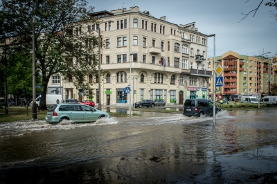Rwąca rzeka na ulicy Zaporoskiej we Wrocławiu [ZDJĘCIA] - 1