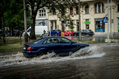 Rwąca rzeka na ulicy Zaporoskiej we Wrocławiu [ZDJĘCIA] - 2