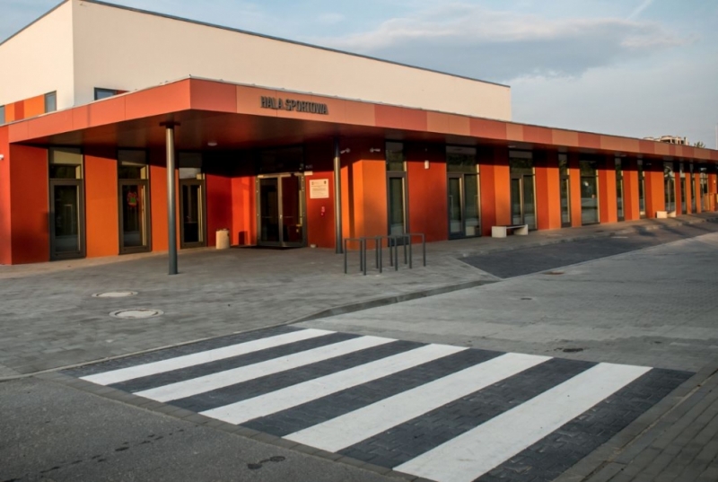 Wrocław: Trwa malowanie pasów przy szkołach. Śpieszą się, by zdążyć przed 1 września - zdjęcie ilustracyjne; fot. archiwum radiowroclaw.pl