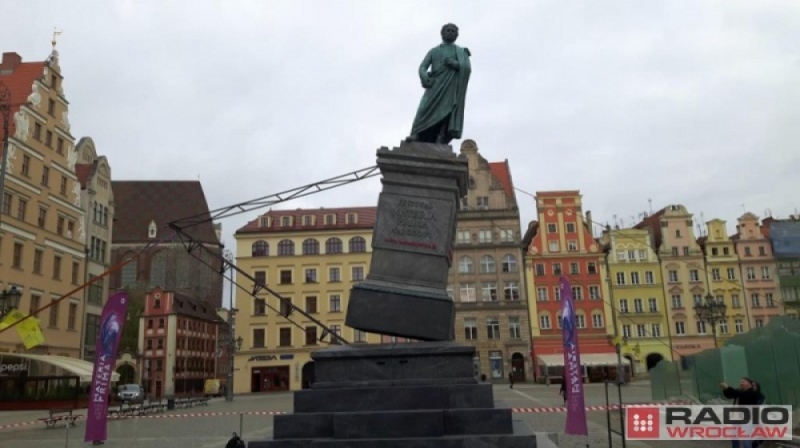 Wrocław: Chcą, by w okolicach Hali Stulecia stanął pomnik Adama Mickiewicza - W 2016 roku przez trzy dni na wrocławskim rynku stała replika krakowskiego pomnika wieszcza