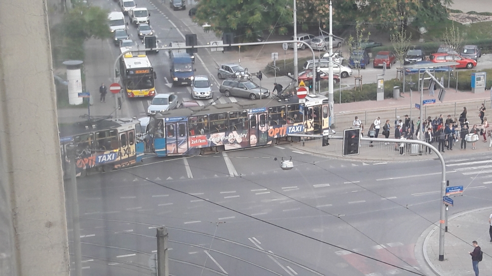 Wrocław: Zderzenie auta z tramwajem przy ulicy Pułaskiego - fot. Słuchacz
