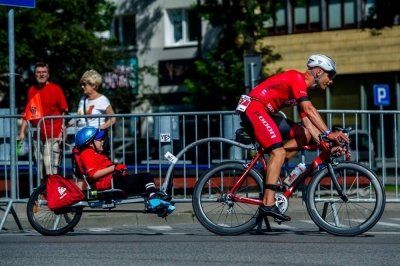 Niepełnosprawny Jaś i jego fizjoterapeuta będą mieć we Wrocławiu swoją rzeźbę