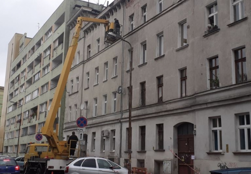 Wrocław: Inspektor nadzoru budowlanego sprawdza kamienicę, z której spadł gzyms - fot. Beata Makowska