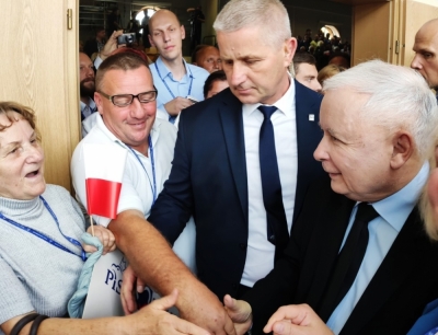 Tłumy mieszkańc&oacute;w Legnicy i Wałbrzycha na spotkaniach z Jarosławem Kaczyńskim