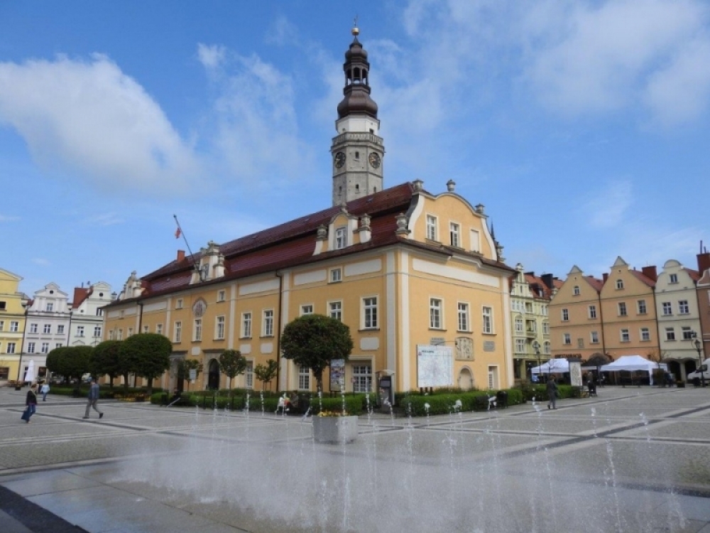 Mieszkaniec Bolesławca groził, że zabije prezydenta miasta. W urzędzie nowe zasady bezpieczeństwa - Ratusz w Bolesławcu (fot. RW)