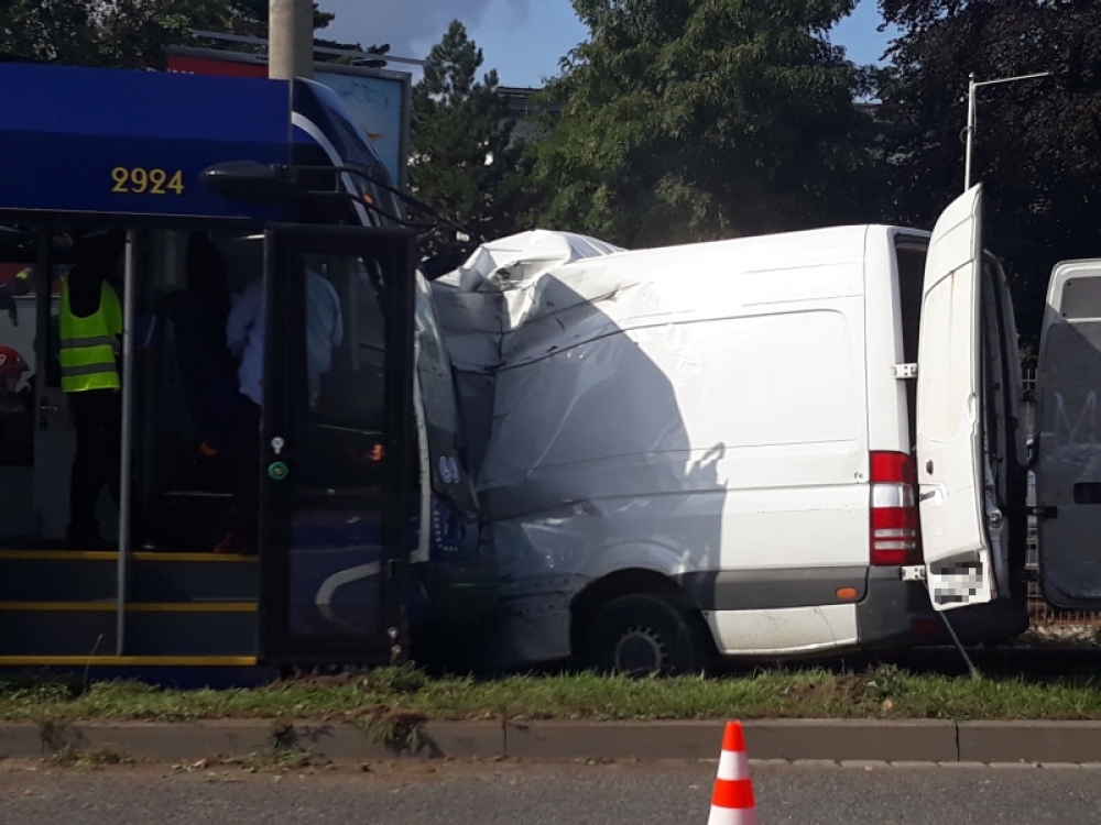 Kolizja samochodu z tramwajem na Ślężnej [ZDJĘCIA] - (fot. Radosław Bugajski)