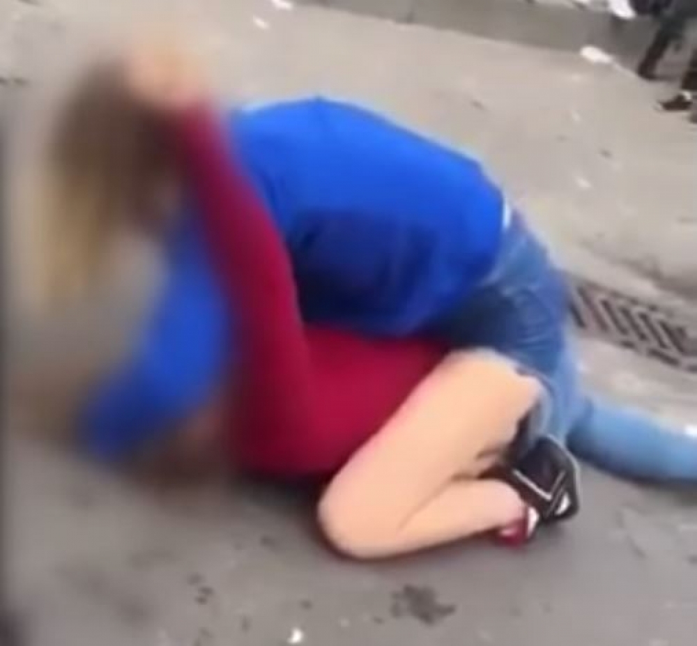 Lubin: Dwie uczennice brutalnie się pobiły. Będą kary także dla tych, którzy "kibicowali" - fot. screen YT