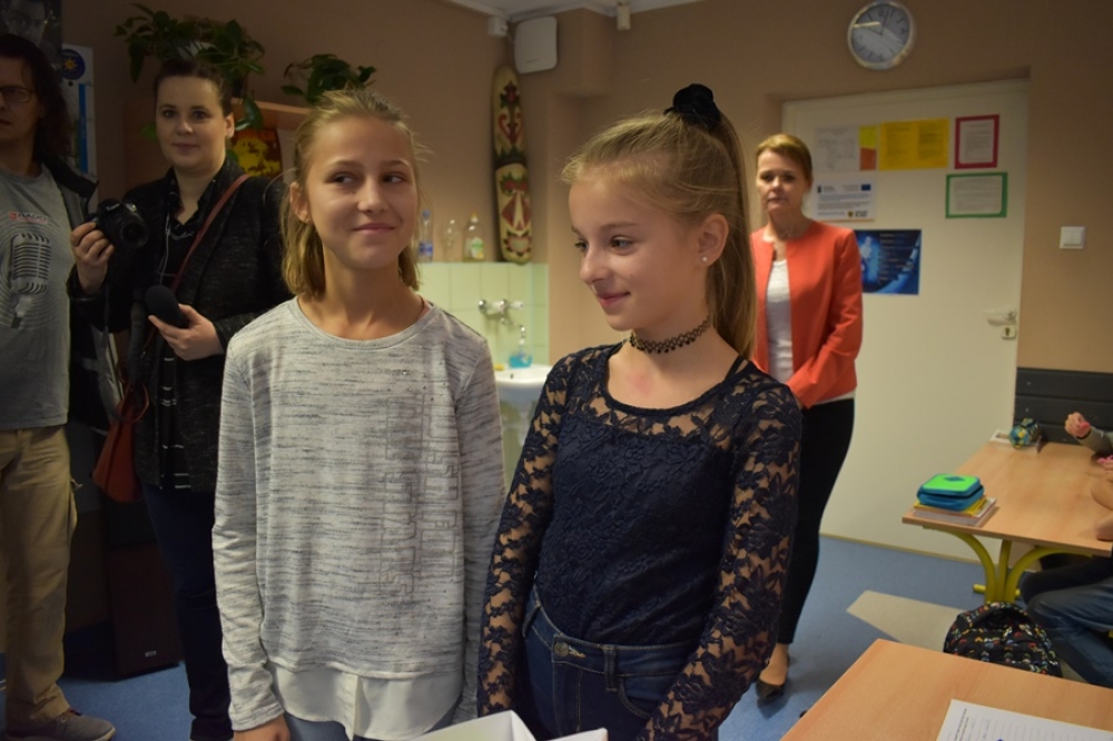 Uczennice podstawówki uratowały poszukiwanego siedemdziesięciolatka - Oliwia i Karolina zgodnie przyznają, że zachowały się normalnie. Zdjęcie ilustracyjne (fot. KMP w Lubinie)