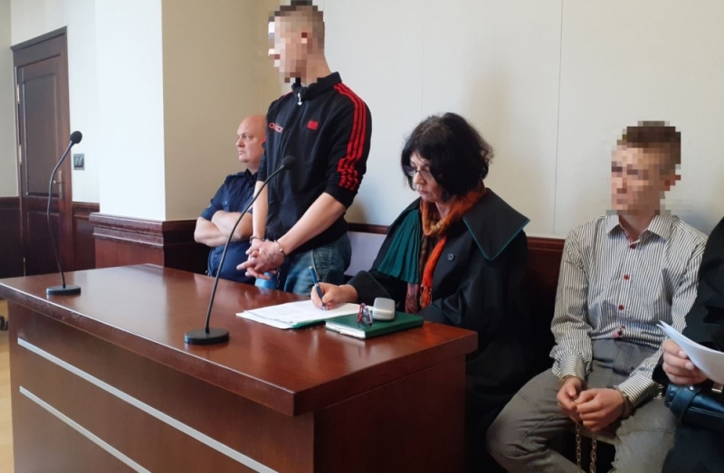 Banda nastolatków przed sądem. Według śledczych chłopcy brutalnie pobili i pocięli nożem przechodniów - fot. Beata Makowska