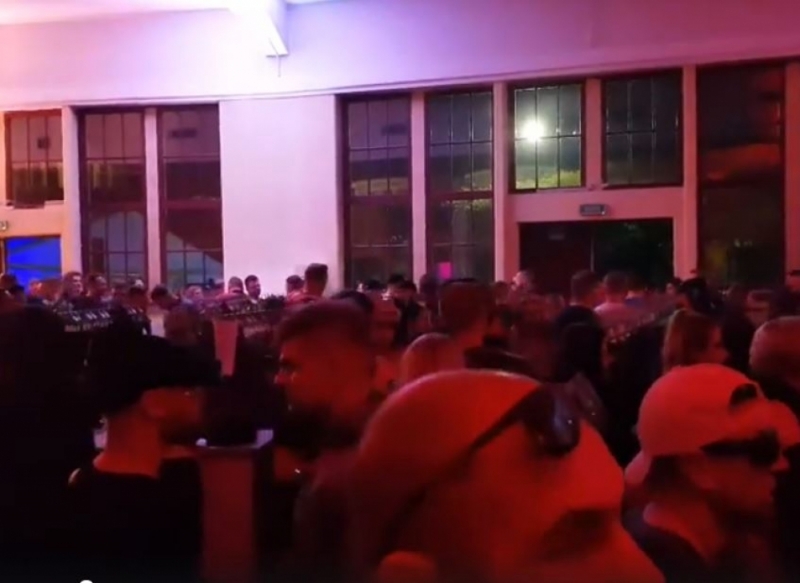 "Nie mamy pańskiego płaszcza i co pan nam zrobi". Po koncercie w Hali 100 osób straciło kurtki - fot. screen z filmu nagranego w szatni po koncercie/Facebook
