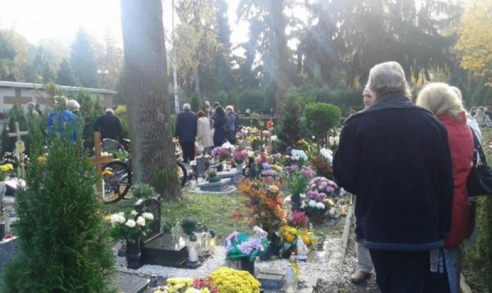 Wrocławianie od rana odwiedzają swoich bliskich pochowanych na cmentarzach - fot. archiwum RW (zdjęcie ilustracyjne)