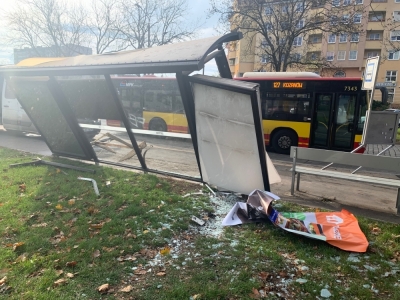Są zarzuty dla kierowcy, kt&oacute;ry wjechał w przystanek