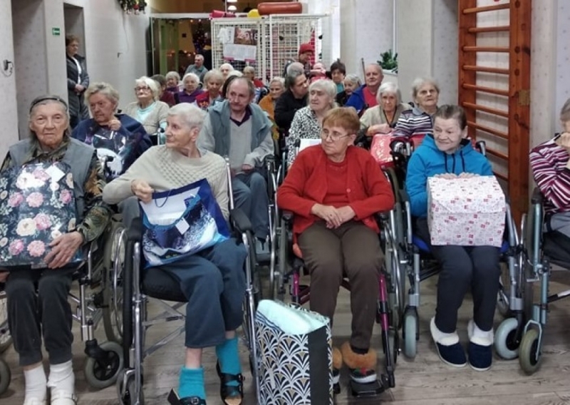 Mikołaje z Legnicy sprawią radość i prezenty seniorom - fot. Karolina Kurczab