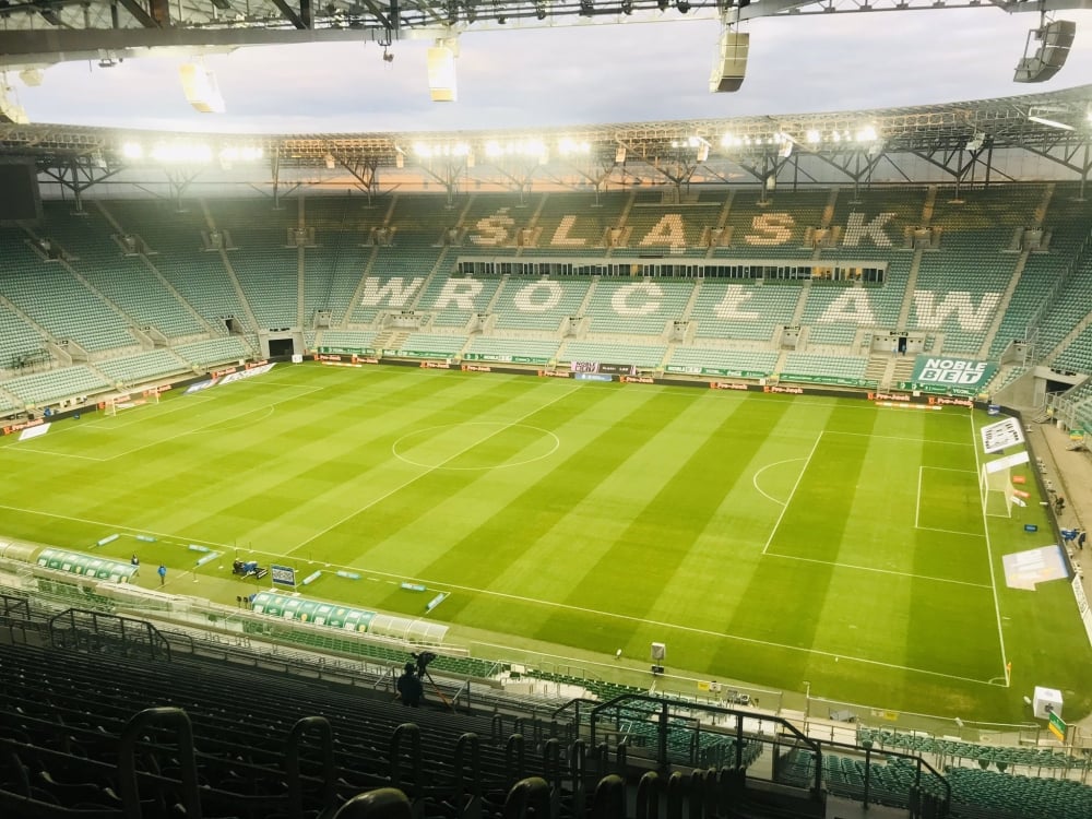 "Infekcja grzybowa". Murawa stadionu "ma stres" i cierpi, bo to nie jest "zwykły" trawnik... - fot. Twitter @StadionWroclaw