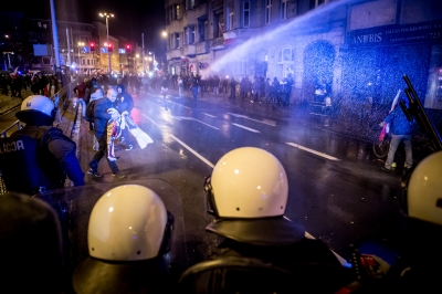 Zamieszki podczas Marszu Niepodległości we Wrocławiu. Policja użyła armatek wodnych - 6