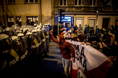 Zamieszki podczas Marszu Niepodległości we Wrocławiu. Policja użyła armatek wodnych - 9
