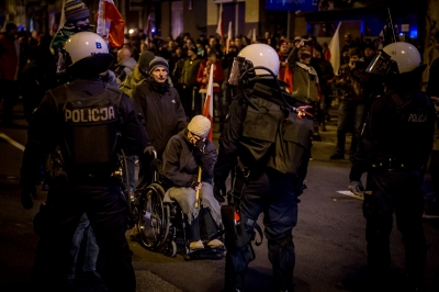 Zamieszki podczas Marszu Niepodległości we Wrocławiu. Policja użyła armatek wodnych - 11