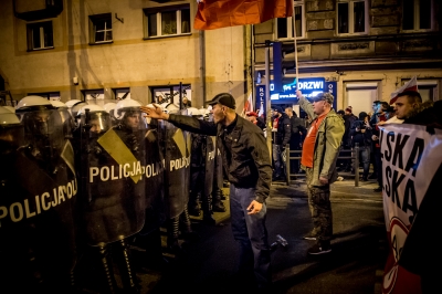 Zamieszki podczas Marszu Niepodległości we Wrocławiu. Policja użyła armatek wodnych - 16