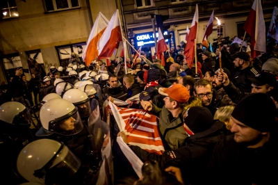 Zamieszki podczas Marszu Niepodległości we Wrocławiu. Policja użyła armatek wodnych - 22