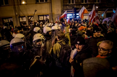 Zamieszki podczas Marszu Niepodległości we Wrocławiu. Policja użyła armatek wodnych - 23