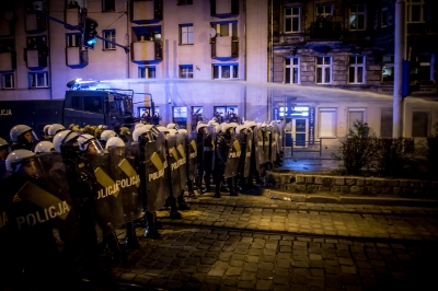 Zamieszki podczas Marszu Niepodległości we Wrocławiu. Policja użyła armatek wodnych - 2