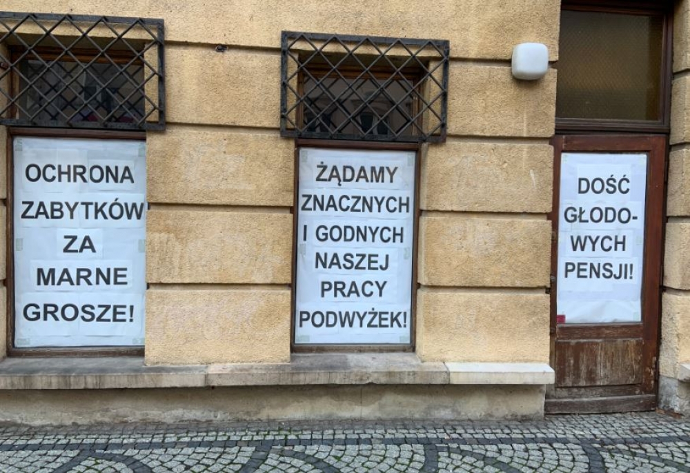 Jelenia Góra: "Dość głodowych pensji". Protest pracowników urzędu ochrony zabytków  - fot. Piotr Słowiński