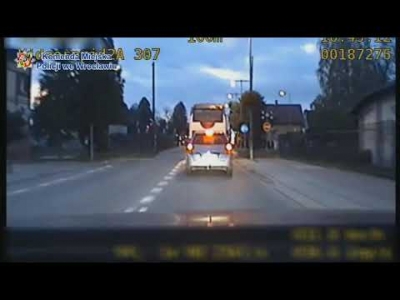 Miotłą trzymał lusterko i tak prowadził autobus pełen pasażer&oacute;w [WIDEO]