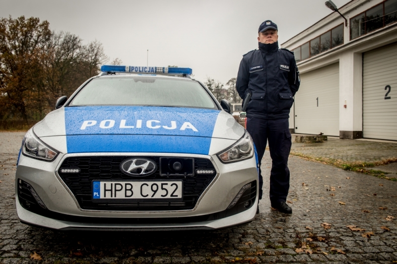Dziewięć nowych samochodów trafiło do dolnośląskiej policji [ZDJĘCIA] - (fot. Andrzej Owczarek)