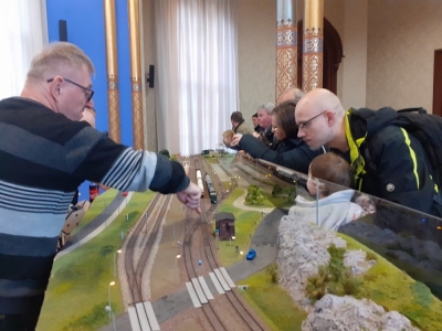 Miniaturowe pociągi wjechały do Wrocławia. Ogromna makieta stanęła na dworcu gł&oacute;wnym