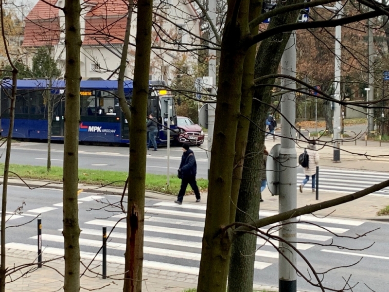 Wrocław: Zderzenie osobówki z tramwajem - fot. Dariusz Wieczorkowski