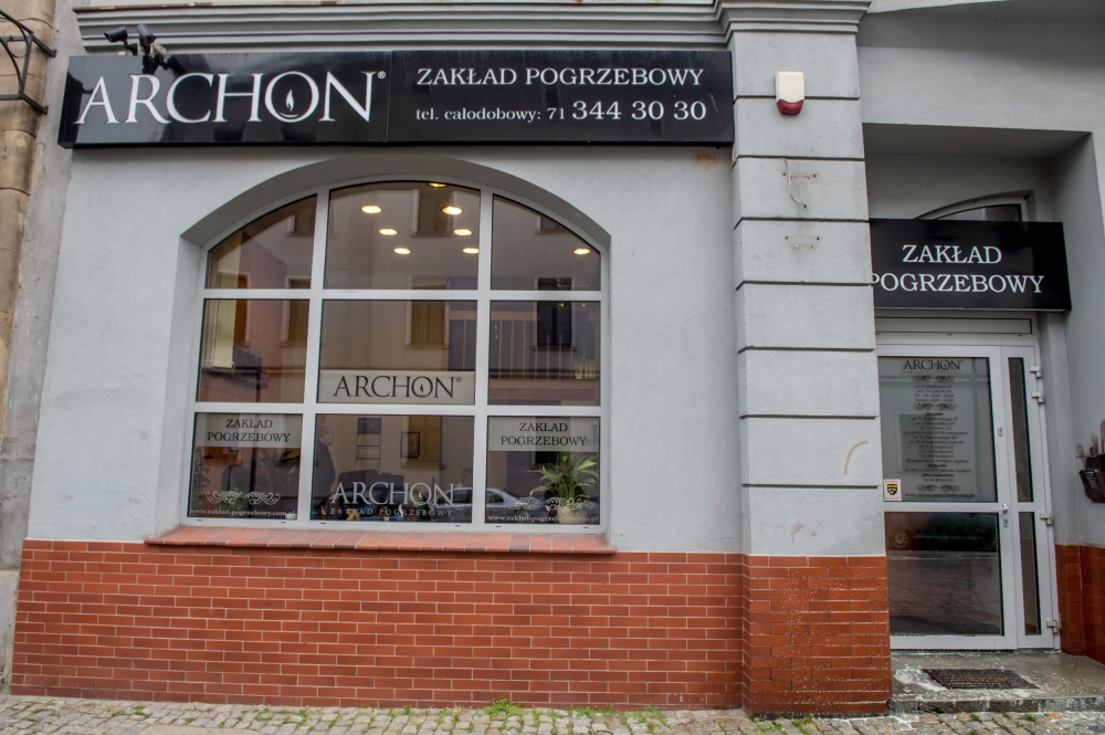 Ktoś oblał kwasem 11 zakładów pogrzebowych - fot. Andrzej Owczarek 