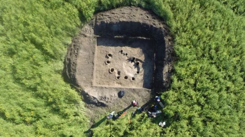 Celtyckie piece sprzed ok. 2,4 tys. lat(!) na Dolnym Śląsku [ZOBACZ] - Wykop archeologiczny, w którym z lotu ptaka widoczny jest celtycki warsztat hutniczy. (Fot. Stanisław Rzeźnik)