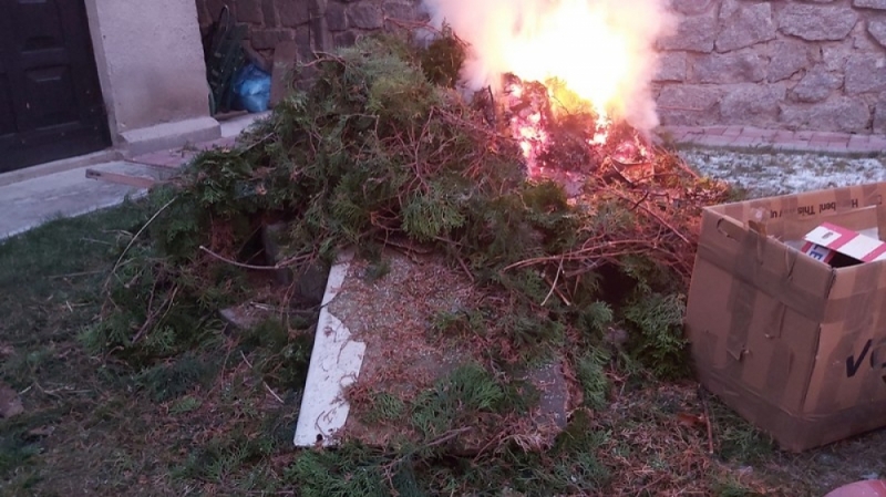 Jelenia Góra: Strażnicy ukarali 69-latka, który palił śmieci - fot. SM