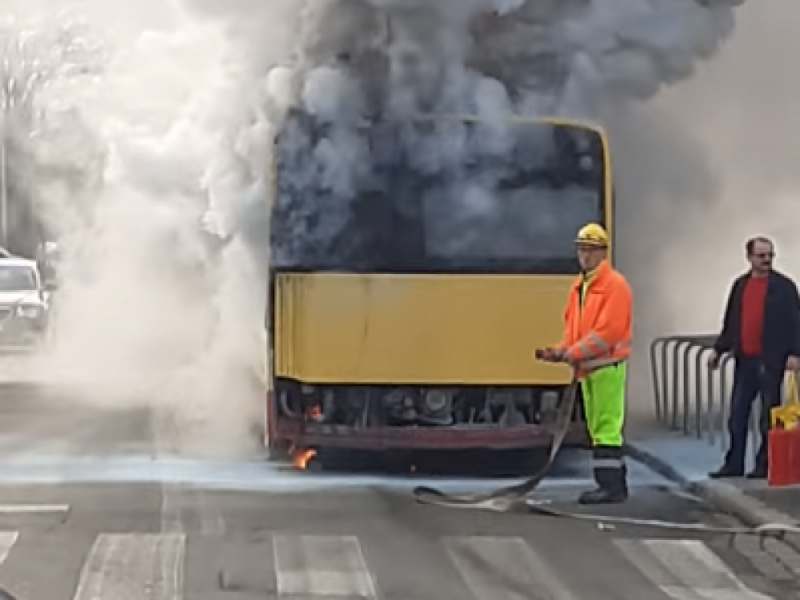Pożar autobusu przy ulicy Bezpiecznej we Wrocławiu [FOTO] - fot. Darek Kośka