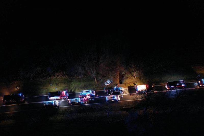 Niebezpieczny wypadek na DK12. BMW uderzyło w drzewo - fot. Polkowice 112