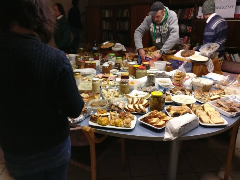 Trwa ogólnopolska akcja "Podziel się posiłkiem z bezdomnymi" - fot. podzielmysie.pl