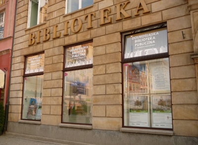 Dolnośląska Biblioteka Publiczna pod kreską. Może zlikwidować część usług