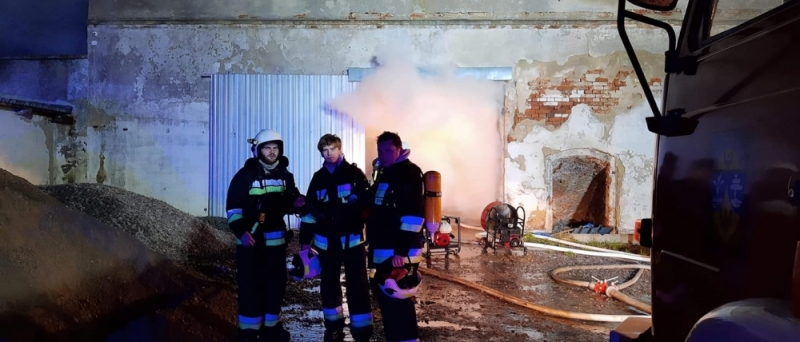 Groźny pożar niedaleko Wrocławia. Zapaliła się hala z drewnem - fot. OSP Długołęka