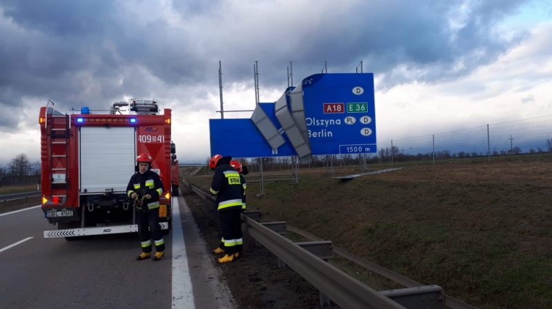 Ponad 10 kilometrów korka na A4. Wiatr uszkodził znak drogowy - OSP KSRG Różyniec