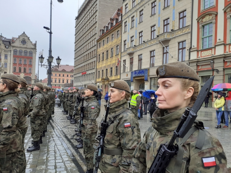 Ponad 100 ochotników zasiliło szeregi 16. Dolnośląskiej Brygady Obrony Terytorialnej - fot. Elżbieta Osowicz