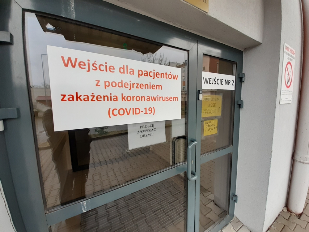 Wrocław: Mężczyzna ze stwierdzonym koronawirusem czuje się coraz lepiej - fot. M. Sas