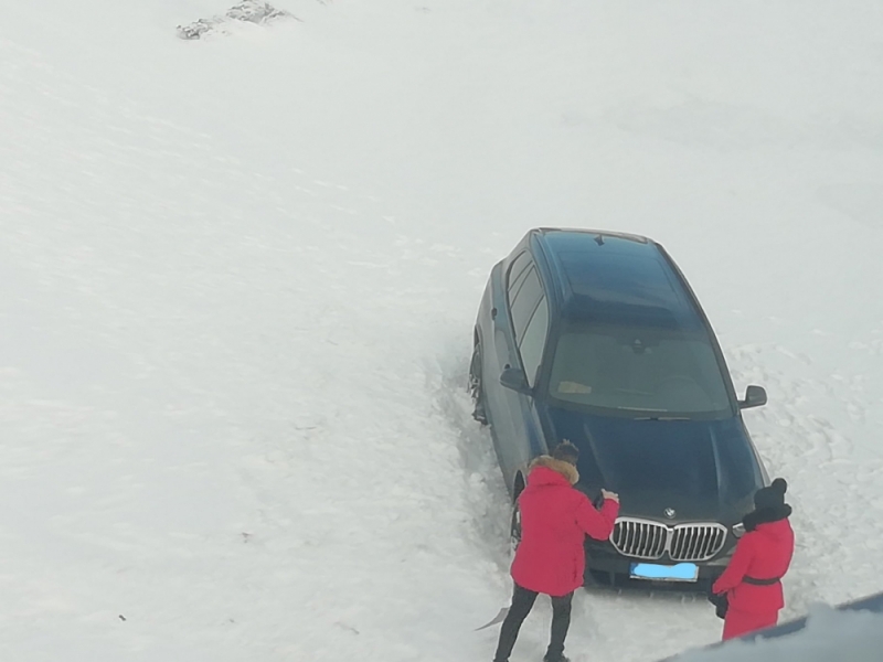 Wjechali BMW na śnieg. I już nie wyjechali [ZOBACZ] - (fot. Karkonoski Park Narodowy)