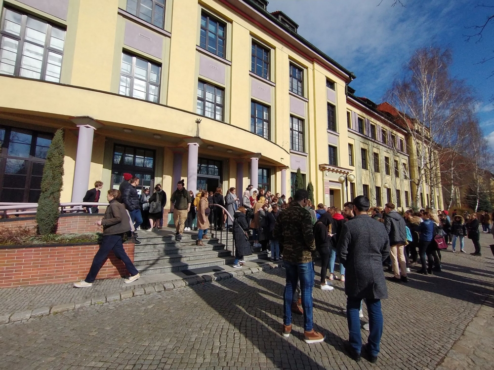 Wrocław: Problem z legitymacjami. Uczelnia zamknięta, tłum studentów próbuje podbić dokument - fot. Michał Mielnik