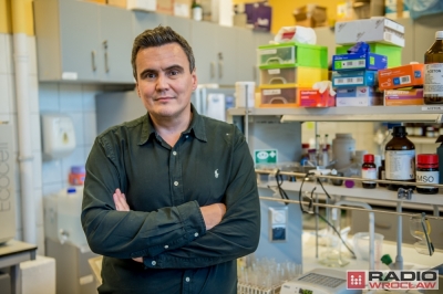 Wrocławski naukowiec rozpracował enzym kluczowy w walce z koronawirusem