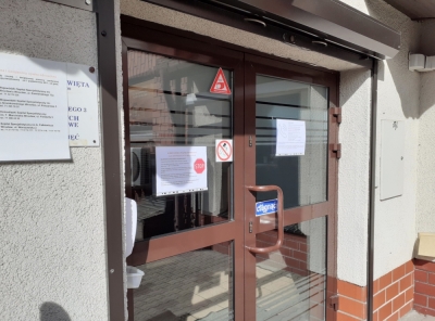 Koronawirus. Przychodnie pracują za zamkniętymi drzwiami