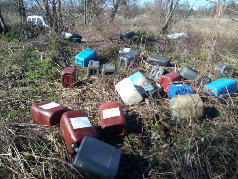 Znaleźli nad rzeką kilkadziesiąt kanistrów z olejem napędowym. Sprawę bada policja - fot. SM