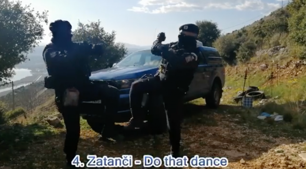 Czescy policjanci i taniec przeciwko koronawirusowi [ZOBACZ] - fot. kadr z filmu