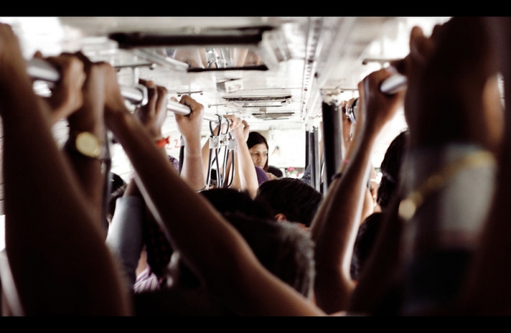 Koronawirus. Kobierzyce: "Autobusem jeździmy jak śledzie, jeden na drugim" - Ahmed Mahin Fayaz/flick.com (Creative Common)